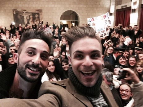 Tarquinia - Selfie collettivo di Alessio e Francsco dei Dear Jack 