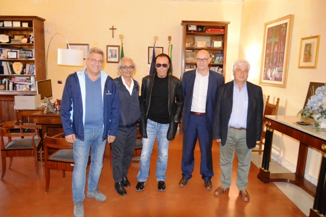 Da sinistra il vice sindaco Leoni, Micocci, Venditti, il sindaco Mazzola e l'assessore Centini