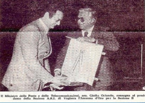 Il premio un piccolo traliccio dargento con una antenna doro veniva consegnato il 23 novembre 1975 dal Ministro delle Poste e Telecomunicazioni Sen. Giulio Orlando al Presidente della Sezione ARI di Voghera 001