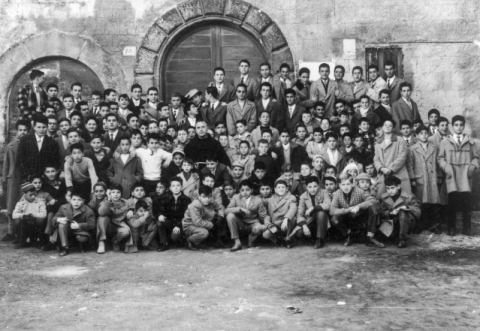 La Gioventù Antoniana attorno a p. Gabriele Ronca. Tarquinia 8 dicembre 1958 - Foto tratta da Poi che la gente poverella crebbe di Giovanni Insolera
