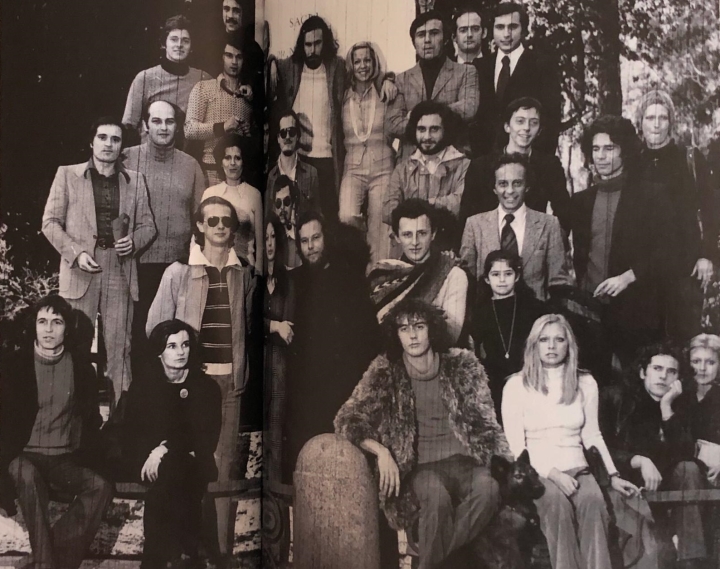 Rino Gaetano primo a sinistra in basso seduto ci sono anche Venditti De Gregori Vianello i Micocci e tanti altri Data tra il 1973 e 1976